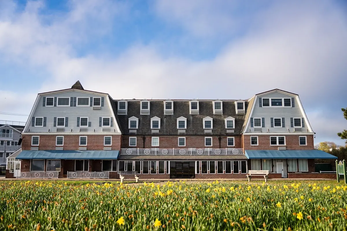 Newport Beach Hotel & Suites