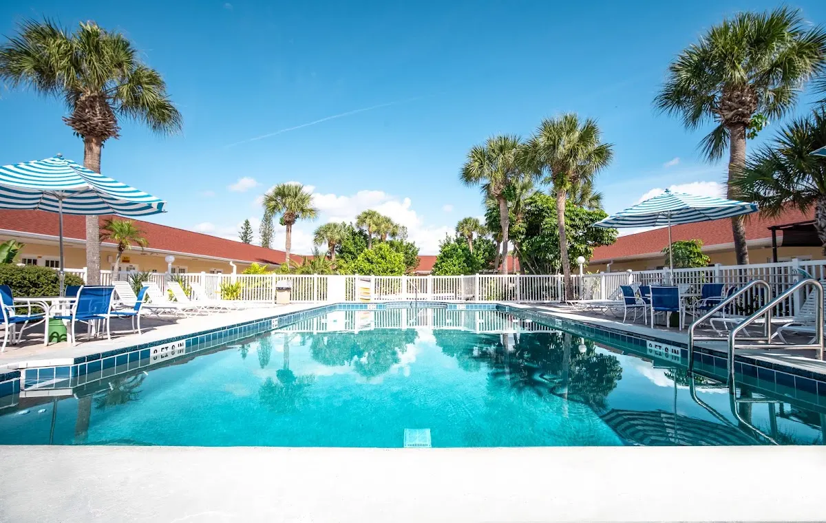 Island Sun Inn & Suites - Historic Venice & Beach Getaway