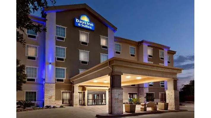 Days Inn & Suites by Wyndham San Antonio near Frost Bank Ctr