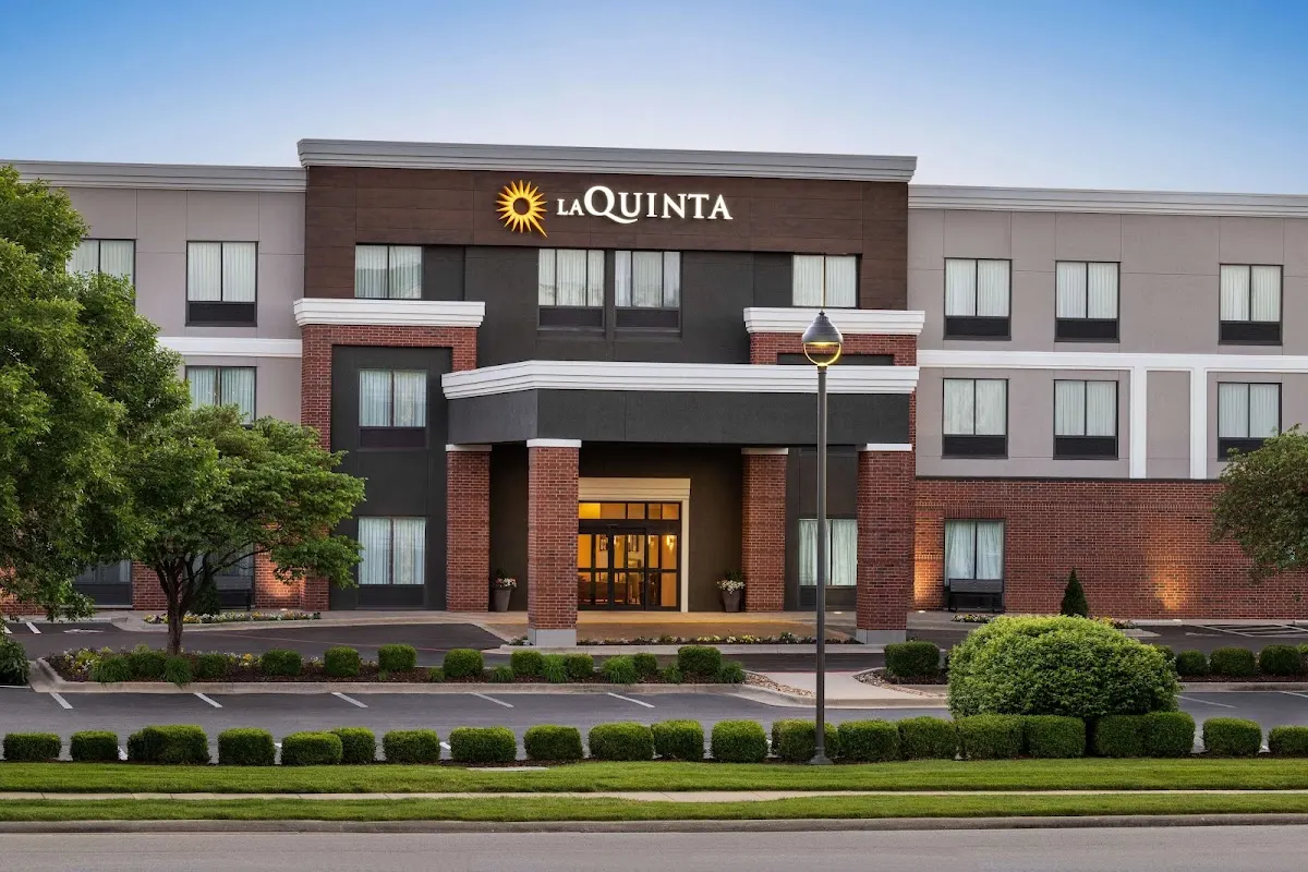 La Quinta Inn & Suites by Wyndham Springfield Airport/Rte 66