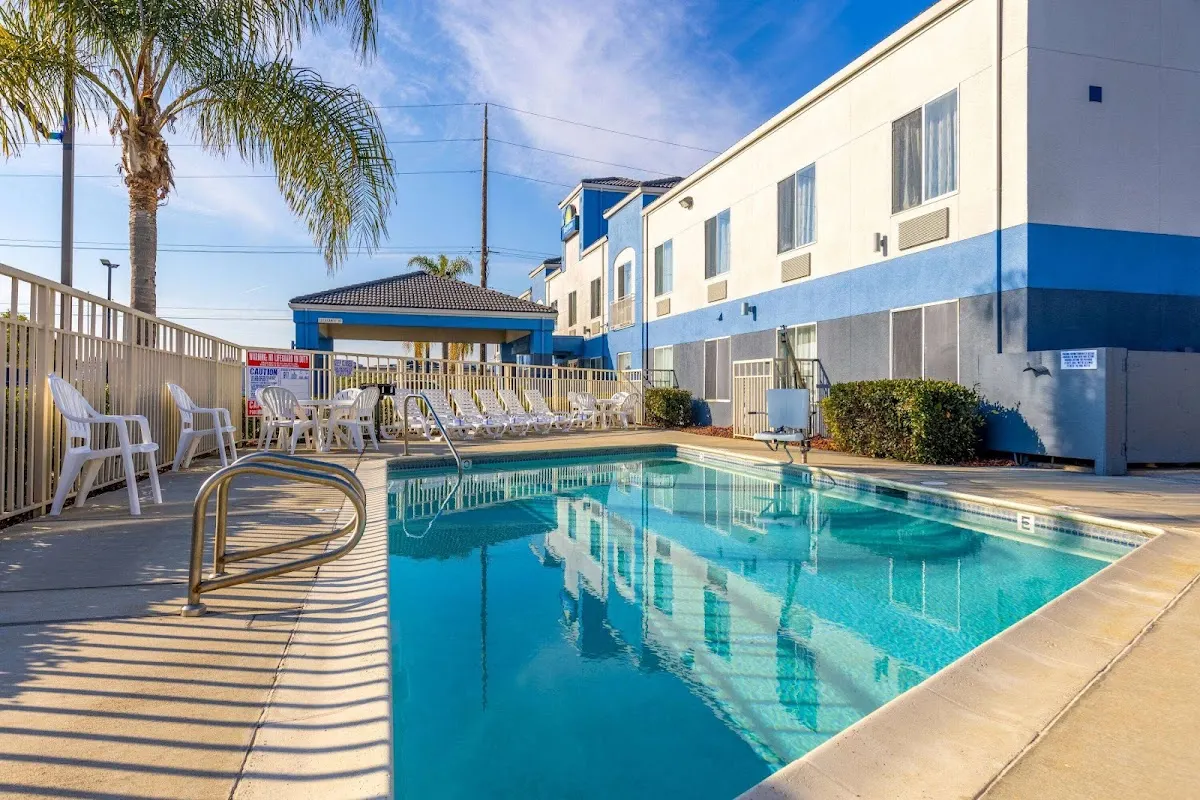 Days Inn by Wyndham Lathrop