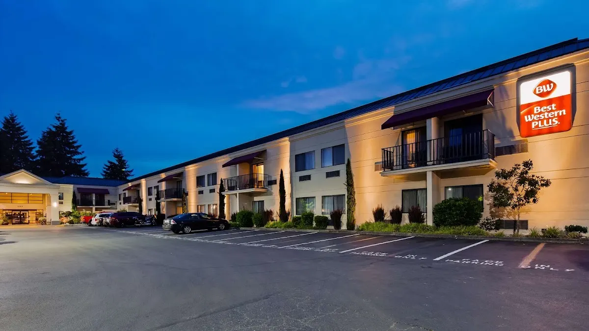 Best Western Plus Plaza by the Green