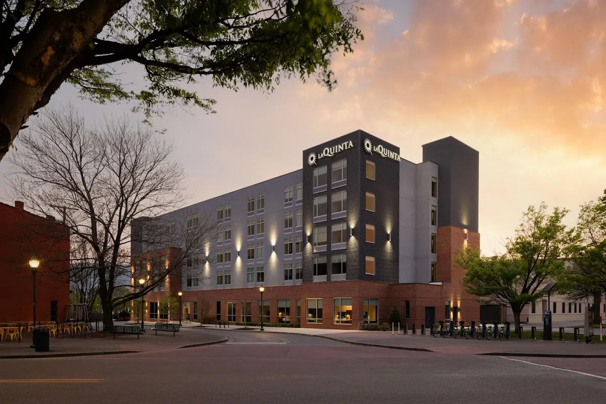 La Quinta Inn & Suites by Wyndham Chattanooga Downtown/South