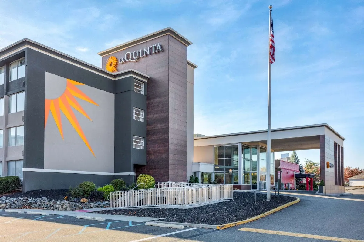 La Quinta Inn & Suites by Wyndham Clifton/Rutherford