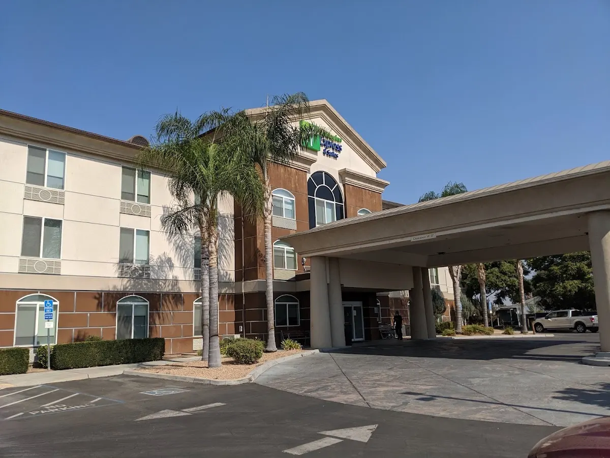 Holiday Inn Express & Suites Dinuba West, an IHG Hotel