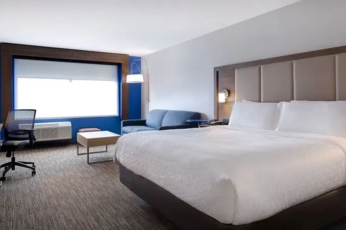 Holiday Inn Express & Suites - Detroit - Dearborn, an IHG Hotel