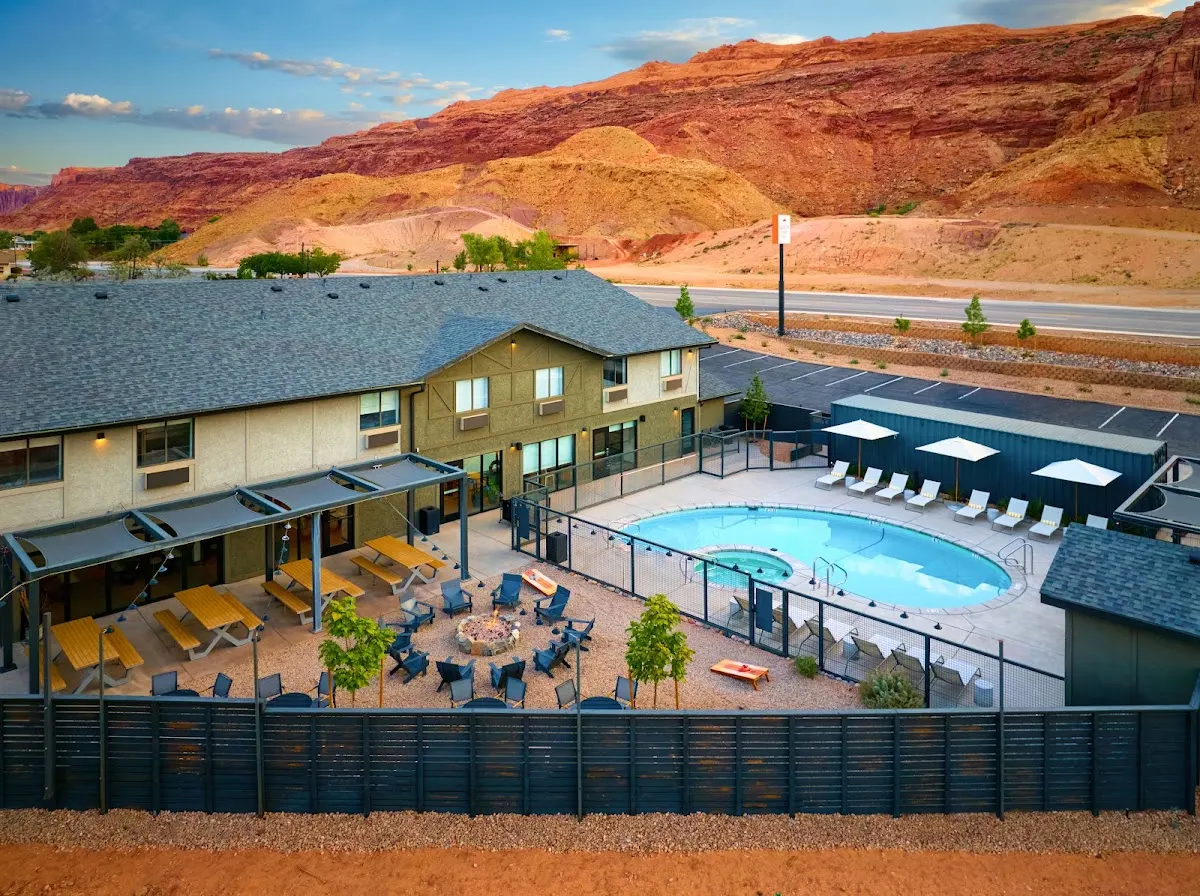 Slackline Moab, Outset Collection by Hilton