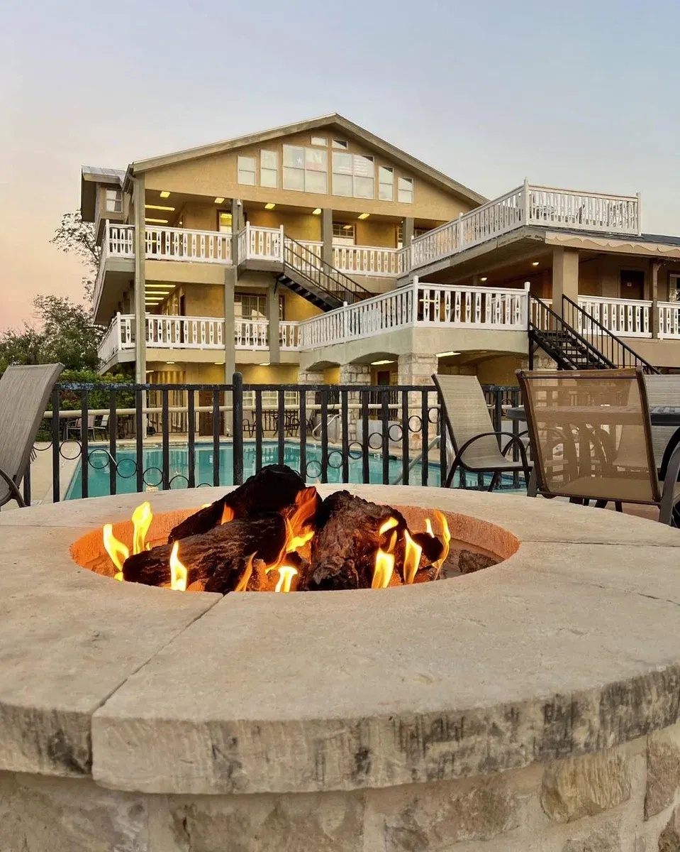 Sunday House Inn - Fredericksburg Hotel