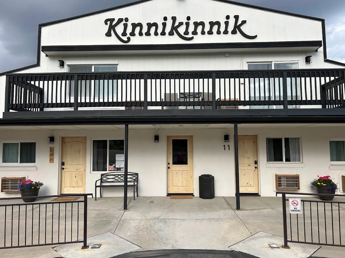 Kinnikinnik Motor Lodge