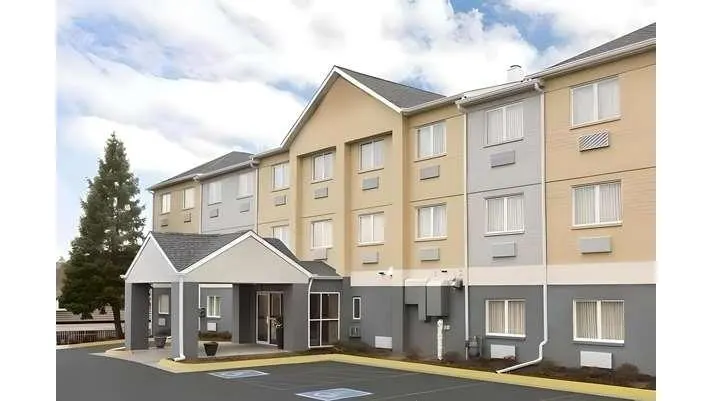 Dubuque Inn & Suites