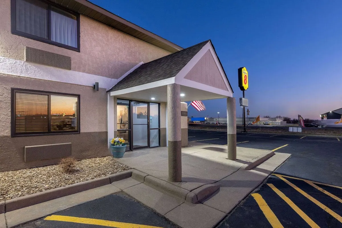 Super 8 by Wyndham Pratt