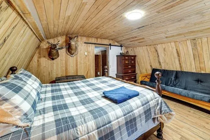 Mtn-view Deck & Grill: Creekside Catskills Cabin!