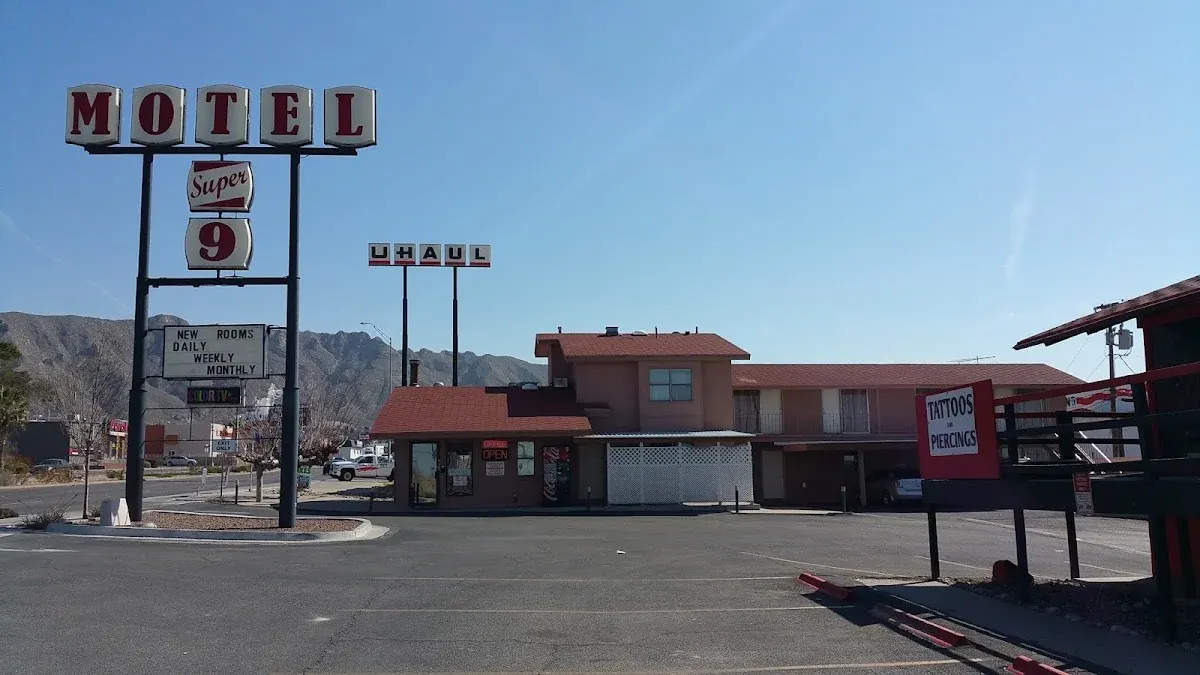 Super 9 Motel