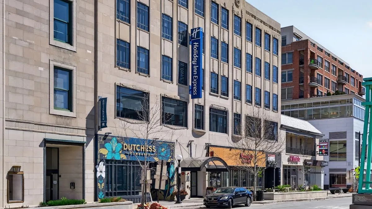 Holiday Inn Express & Suites Chicago West - Oak Park by IHG