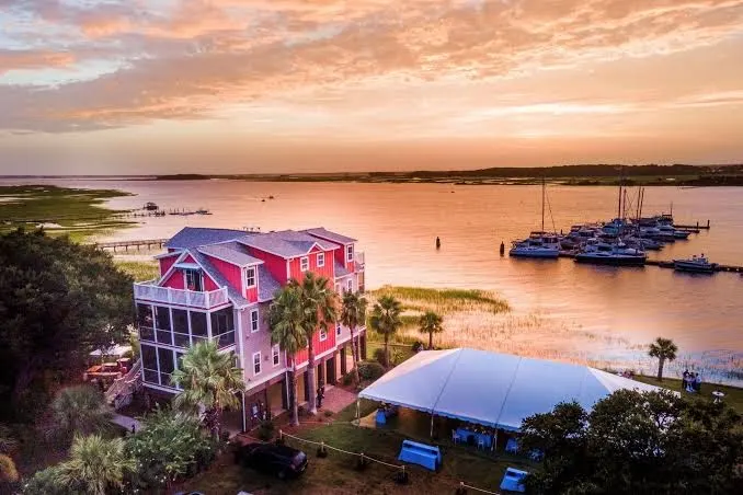 Regatta Inn