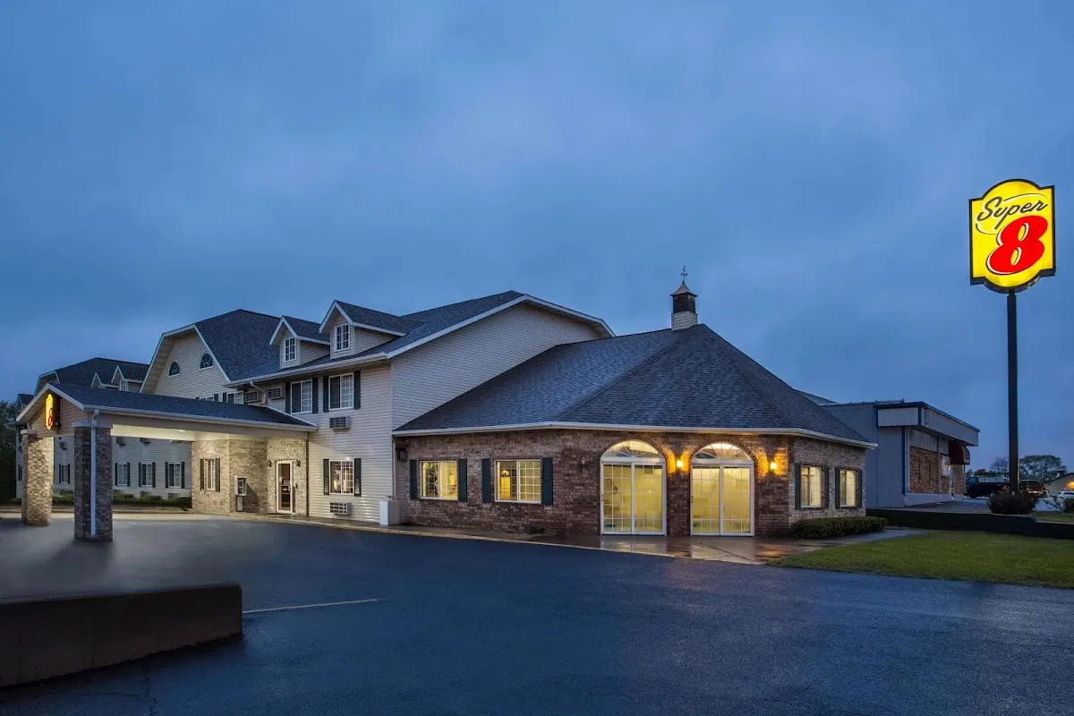 Super 8 by Wyndham Reedsburg
