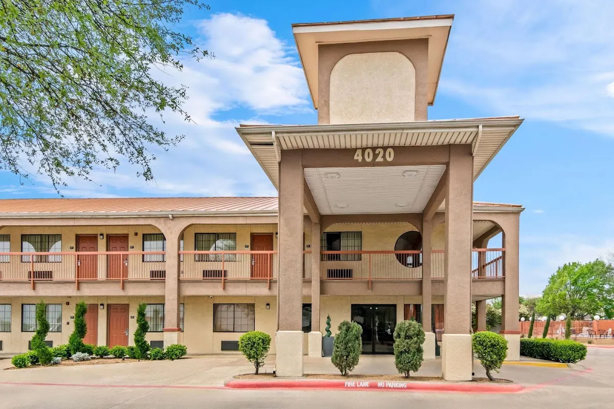 Super 8 by Wyndham Grand Prairie Southwest