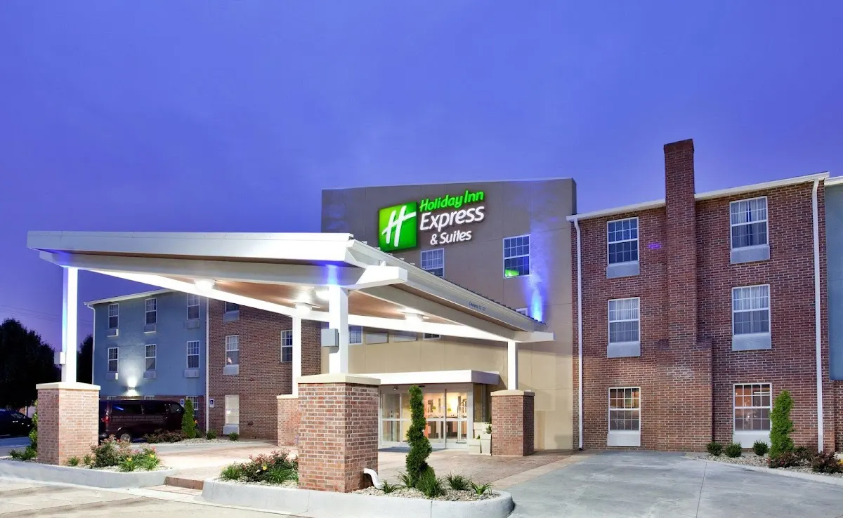 Holiday Inn Express & Suites North Kansas City by IHG