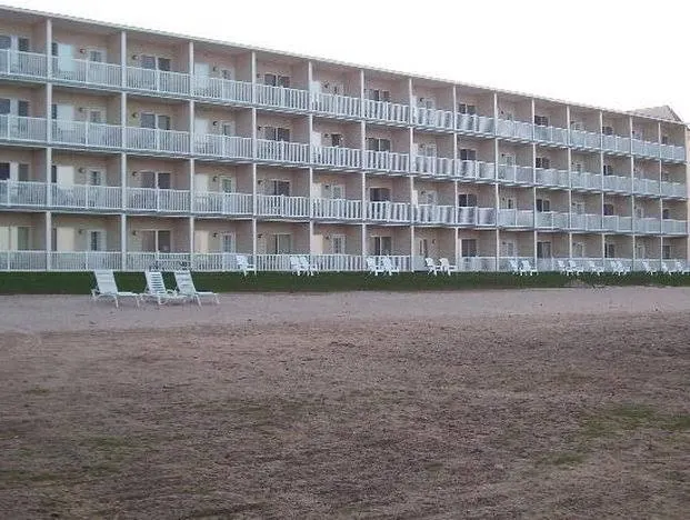 Mackinaw Beach & Bay Inn & Suites