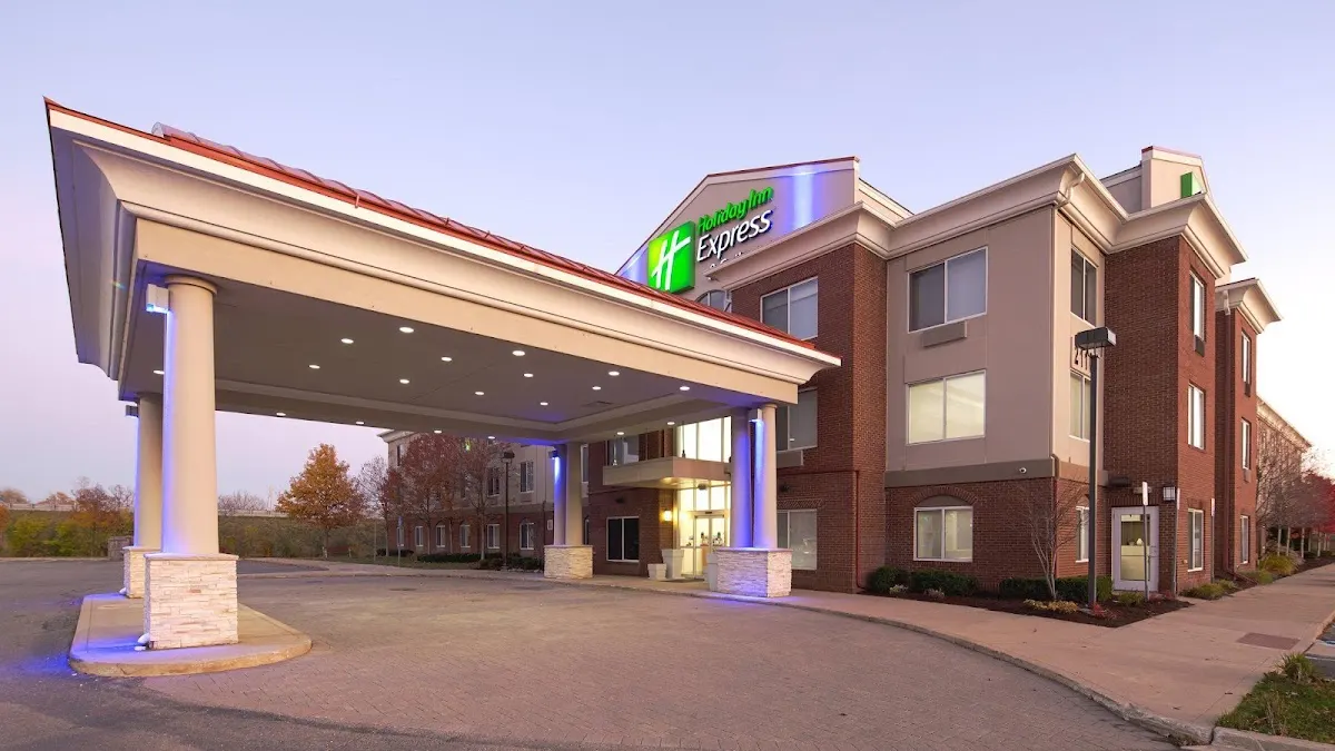 Holiday Inn Express & Suites Detroit - Farmington Hills by IHG