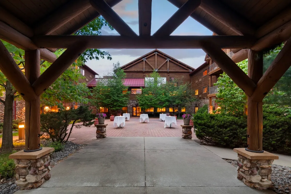 bantr Grand Hotel Wausau - Rothschild