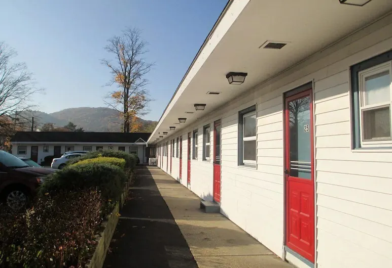 Monument Mountain Motel