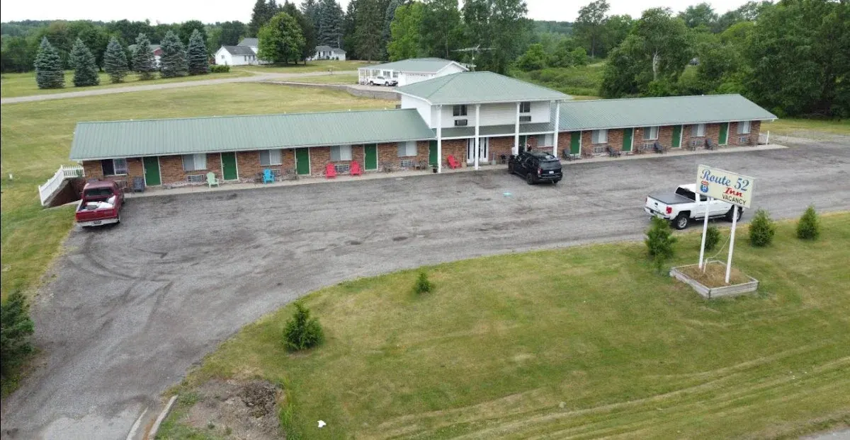 Route 52 Inn