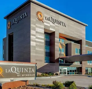 La Quinta Inn & Suites by Wyndham San Antonio Alamo City