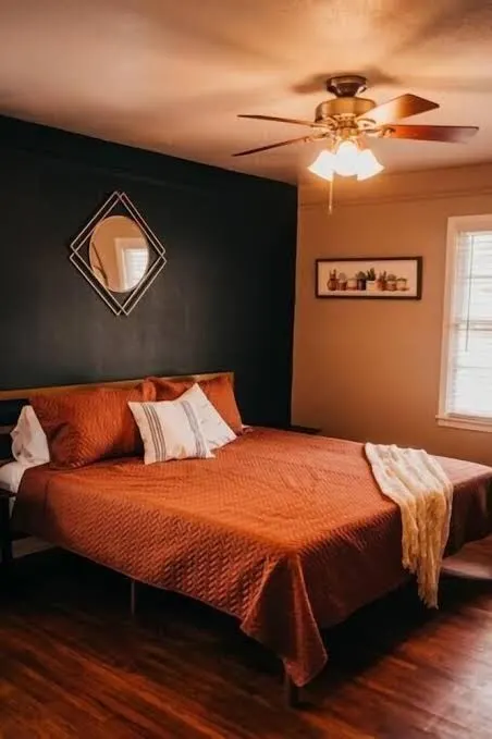 The Burrow-Cozy 3 BDRM HM - Free Parking