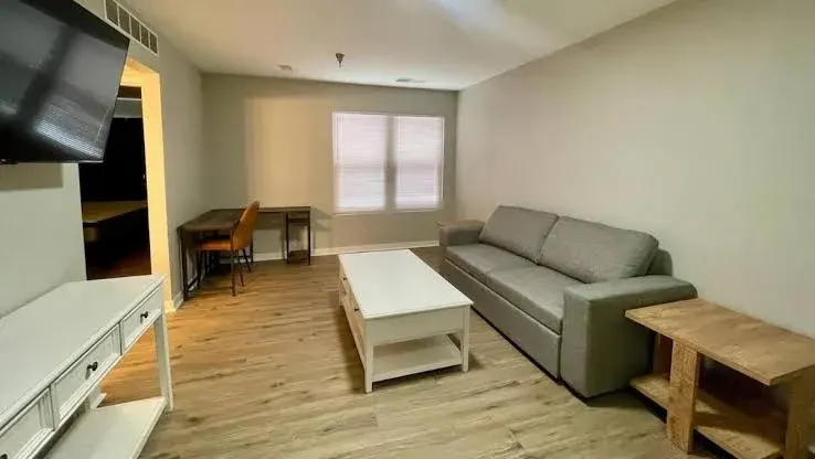 Cozy Apartment Near Aksarben Village Attractions