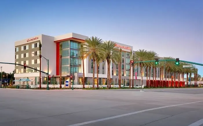 Hampton Inn & Suites Anaheim Resort Convention Center