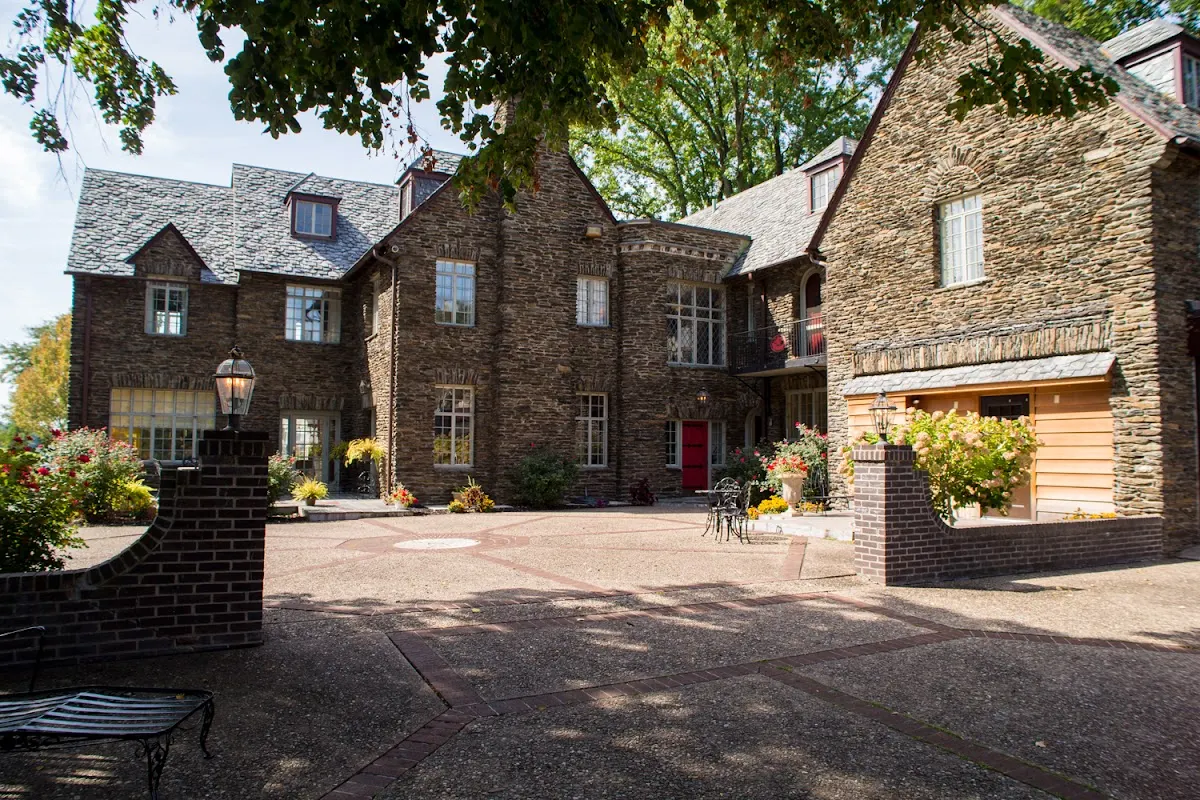 The Manor On Front