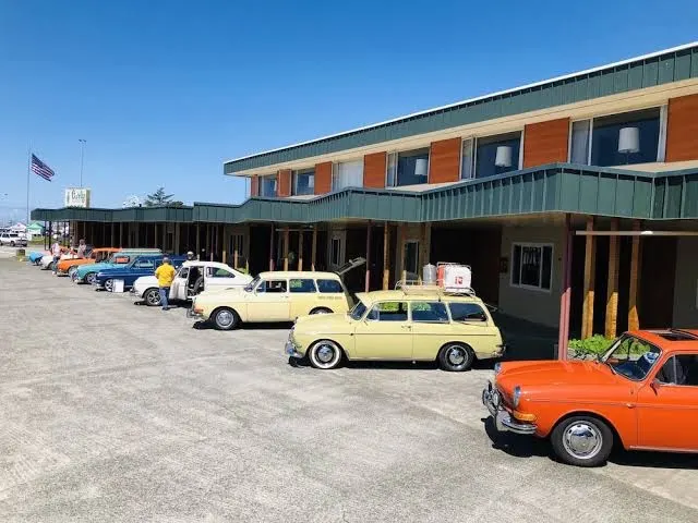 Curly Redwood Lodge