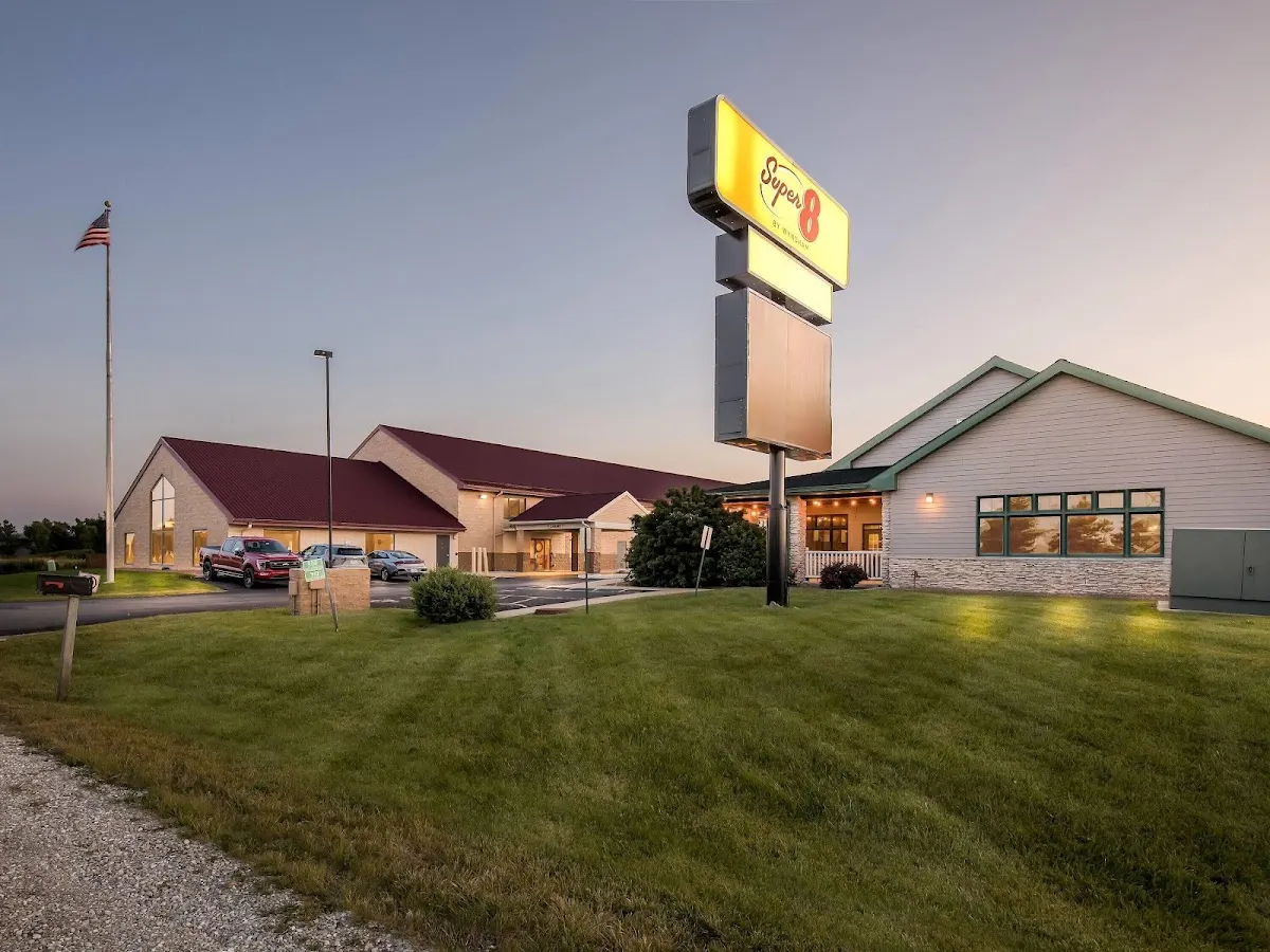 Super 8 by Wyndham Sturtevant/Racine