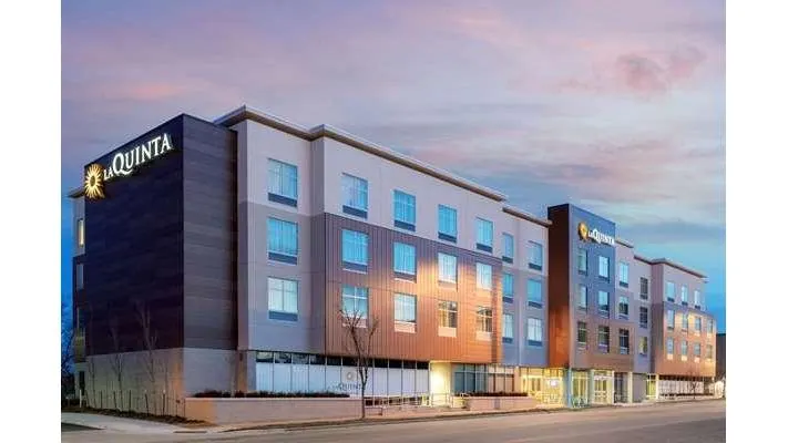 La Quinta Inn & Suites by Wyndham Kansas City Beacon Hill