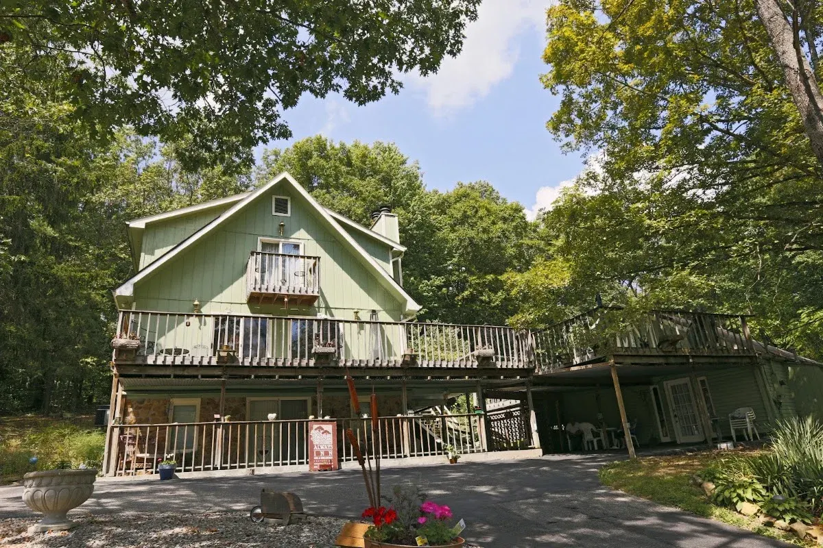 Lil Black Bear Inn