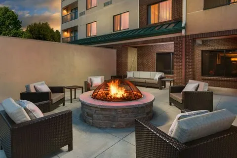 Courtyard by Marriott Chicago Bloomingdale