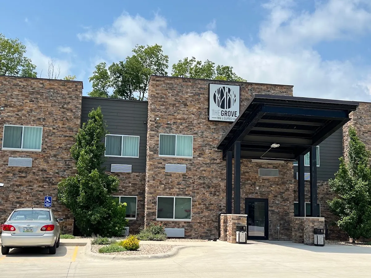 The Grove Inn and Suites