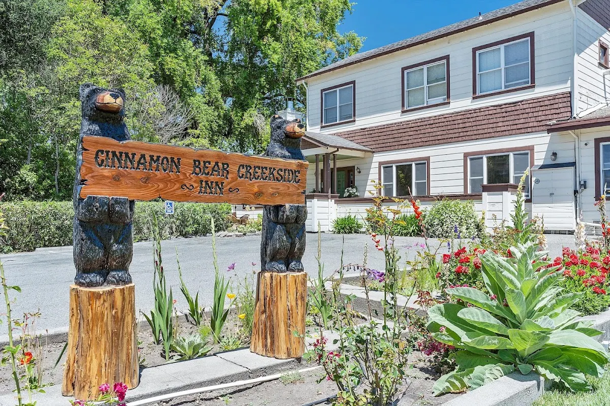 Cinnamon Bear Creekside Inn