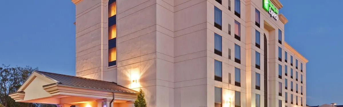 Holiday Inn Express & Suites Bloomington by IHG