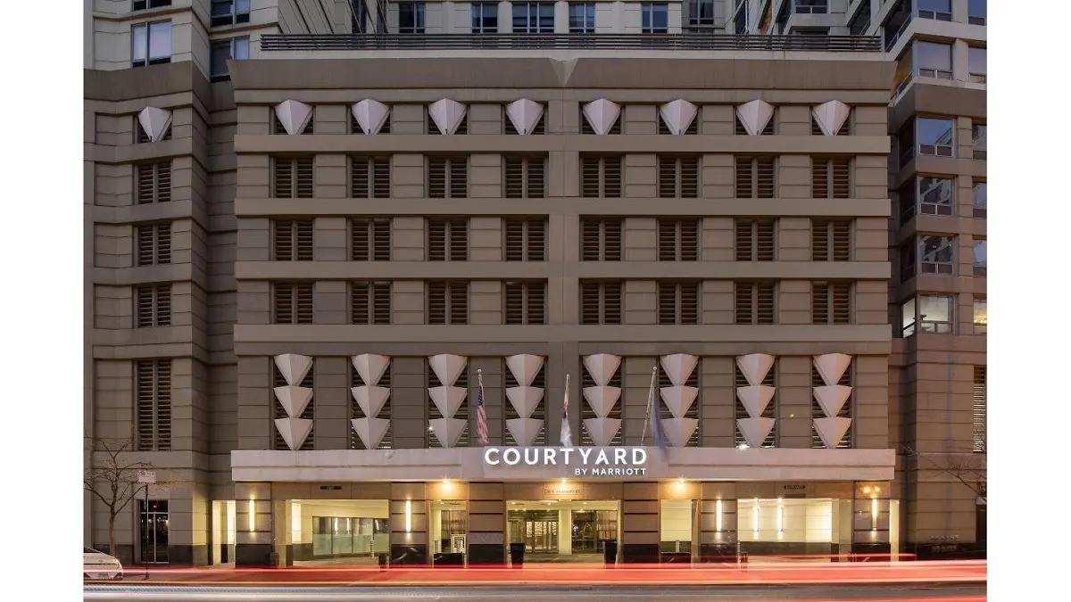 Courtyard by Marriott Chicago Downtown/River North