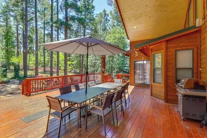 Hot Tub & Game Room: All-season Pinetop Cabin