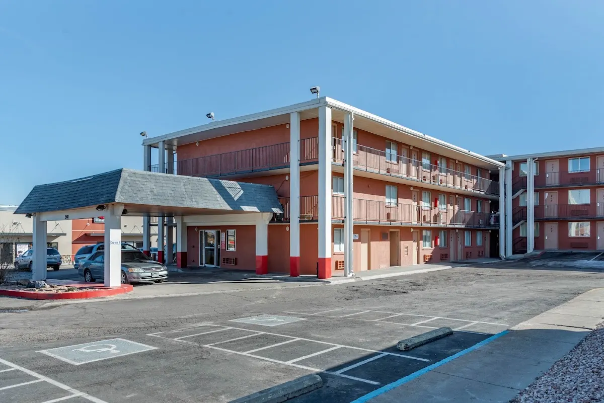 Pueblo Inn