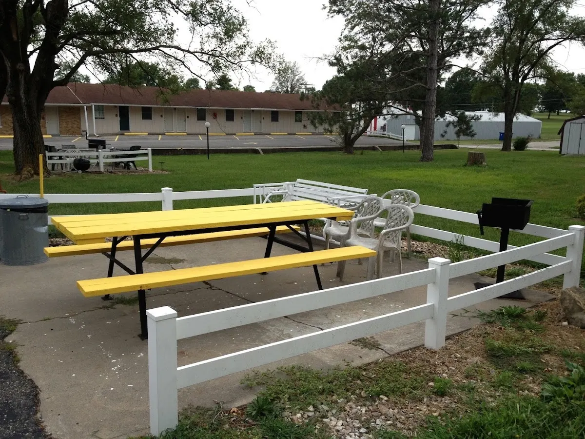 Twin Pine Motel
