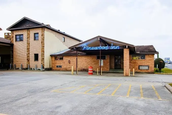 OYO Pinewood Inn & Suites Silsbee
