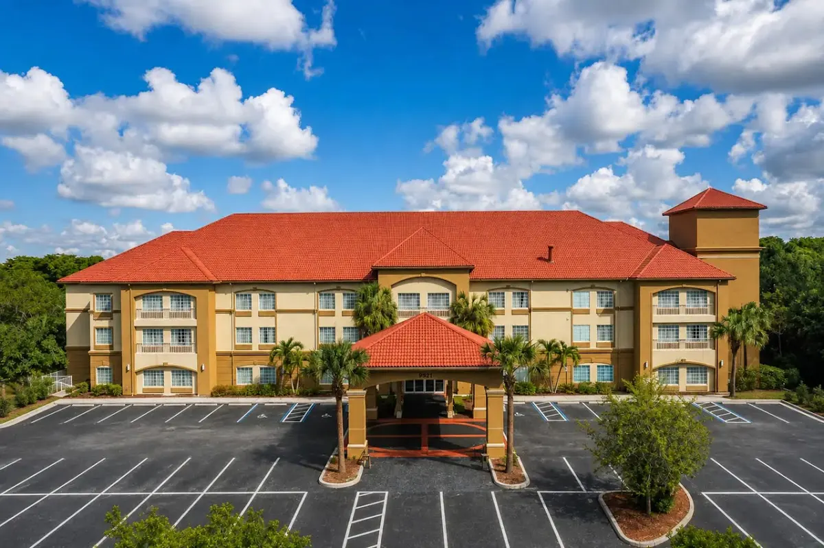 Staywell Inn & Suites Fort Myers