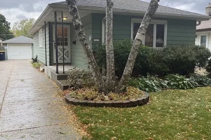 3 BR-2Q 2T Beds, 1 bath home walk to State Fair, close to Brewers, & Zoo.