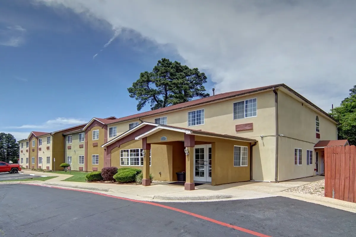 HomeTown Inn & Suites