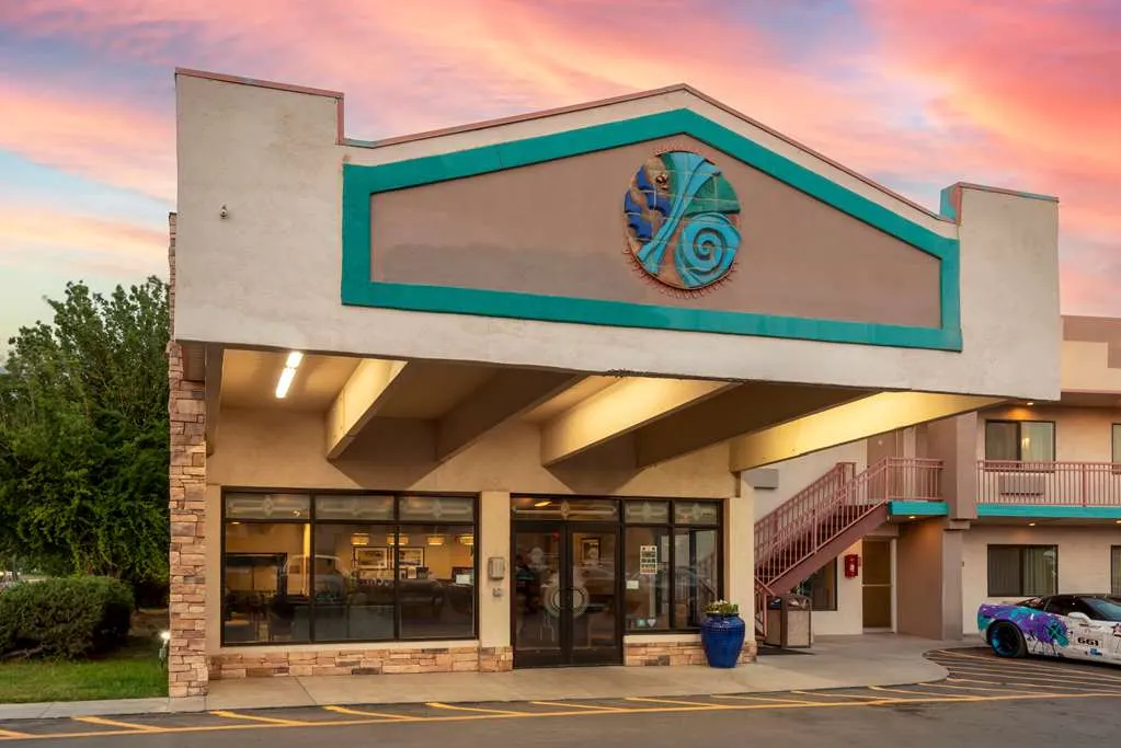 Turquoise Inn & Suites