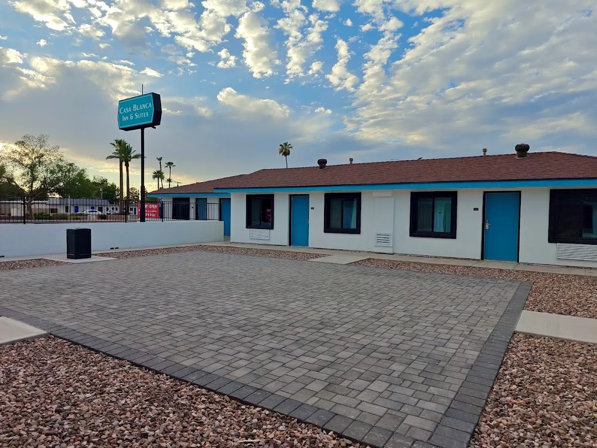 Casa Blanca Inn & Suites